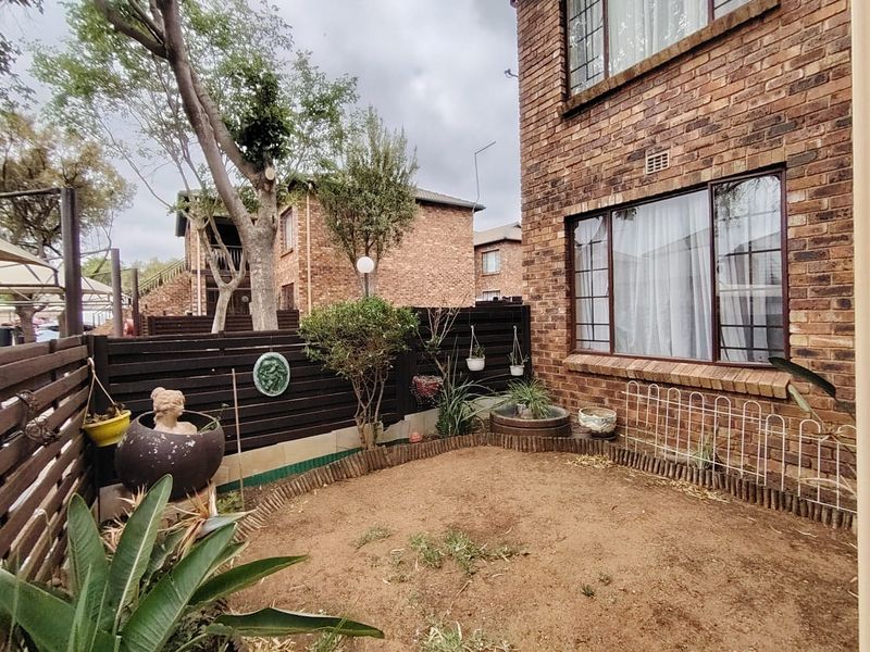 Sophisticated Ground-Floor Unit in Secure Complex with Pool and Pet-Friendly Appeal - Photo 2