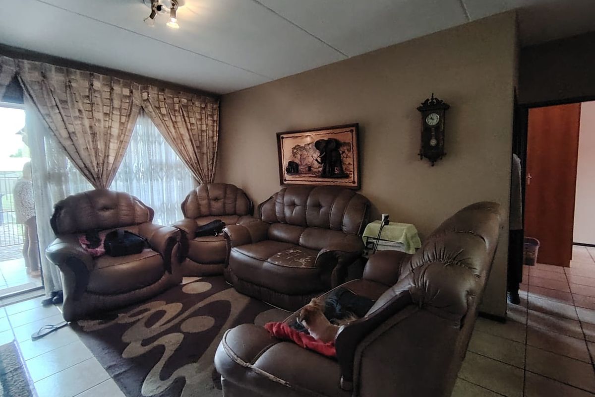 Sophisticated Ground-Floor Unit in Secure Complex with Pool and Pet-Friendly Appeal - Photo 5