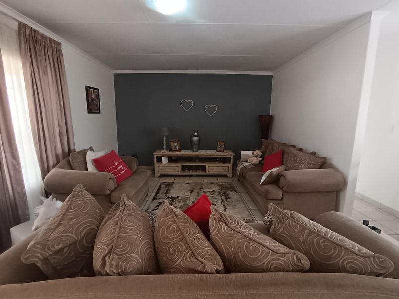 Immaculate 2-Bedroom Townhouse for Sale in Sunair Park! - Photo 10