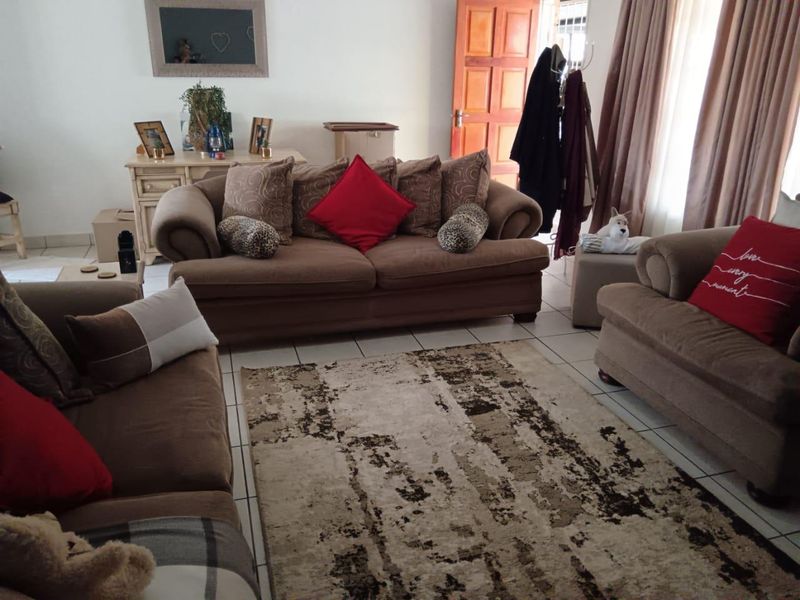 Immaculate 2-Bedroom Townhouse for Sale in Sunair Park! - Photo 8