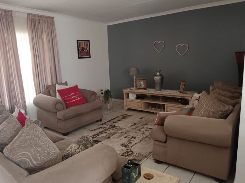 Immaculate 2-Bedroom Townhouse for Sale in Sunair Park! - Photo 7