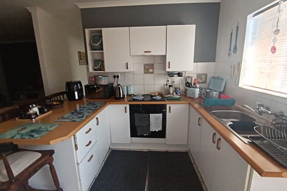 Immaculate 2-Bedroom Townhouse for Sale in Sunair Park! - Photo 5