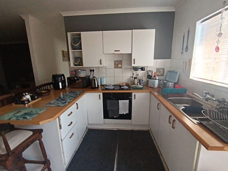 Immaculate 2-Bedroom Townhouse for Sale in Sunair Park! - Photo 5