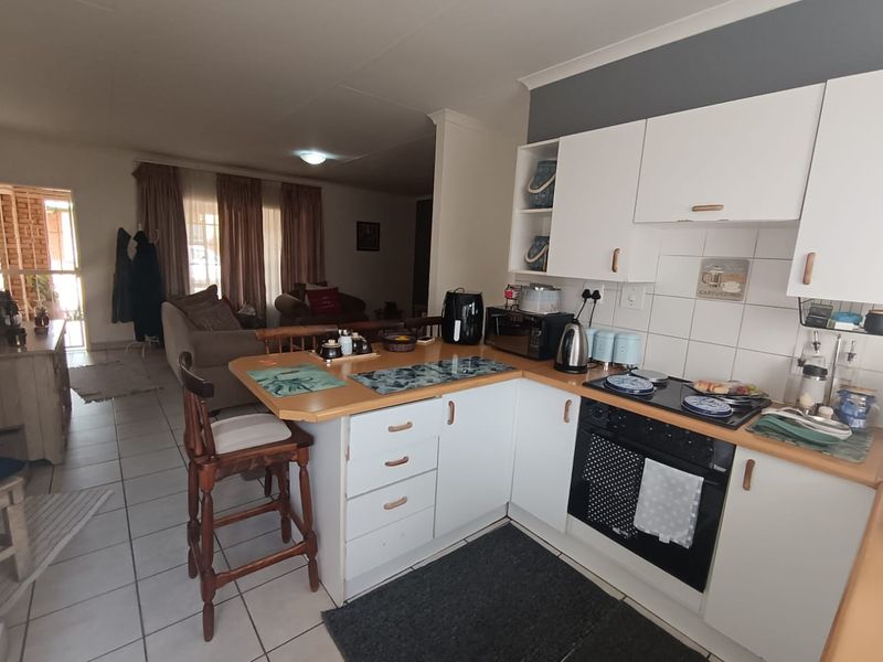 Immaculate 2-Bedroom Townhouse for Sale in Sunair Park! - Photo 6