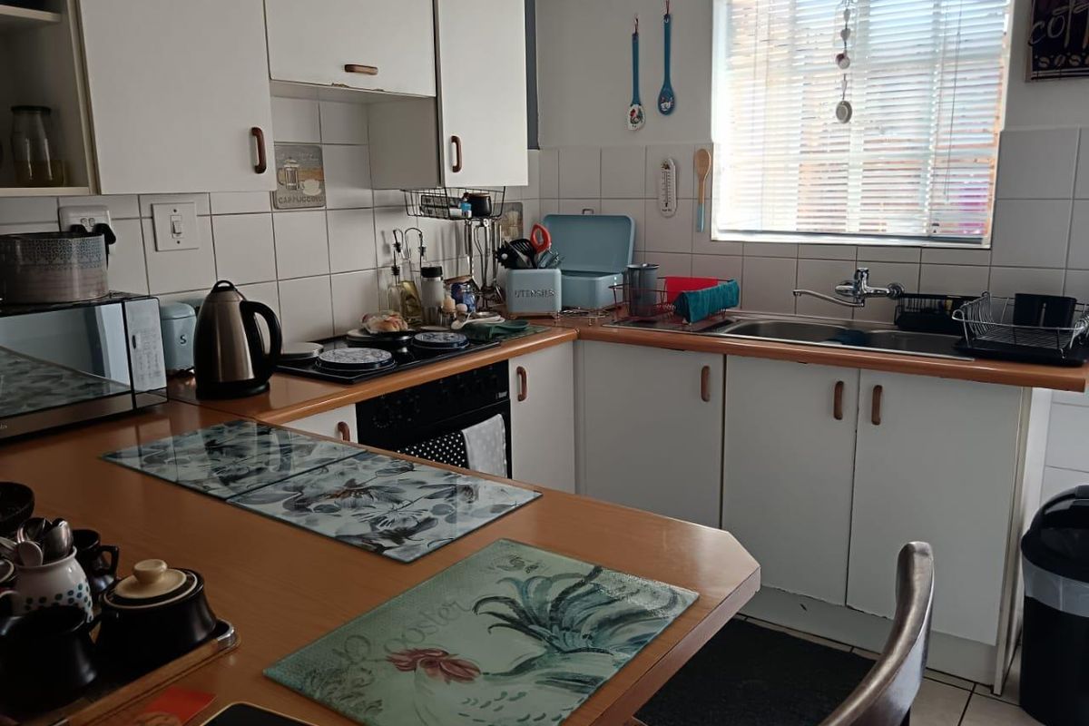 Immaculate 2-Bedroom Townhouse for Sale in Sunair Park! - Photo 3