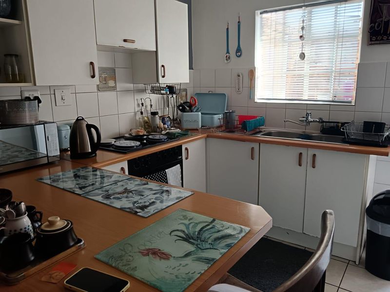 Immaculate 2-Bedroom Townhouse for Sale in Sunair Park! - Photo 3