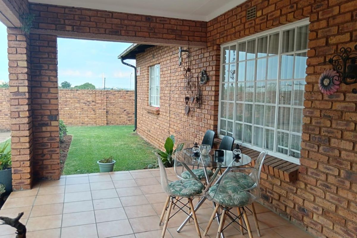 Immaculate 2-Bedroom Townhouse for Sale in Sunair Park! - Photo 2