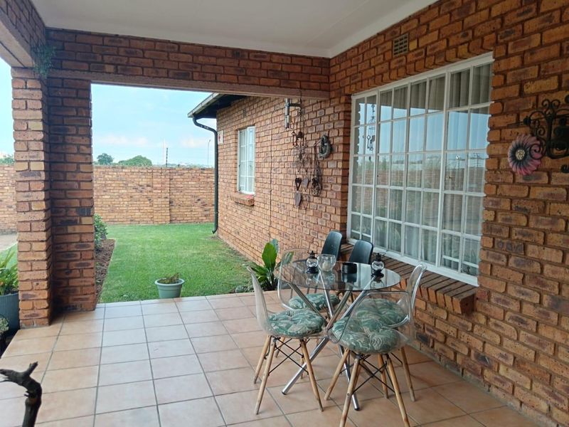 Immaculate 2-Bedroom Townhouse for Sale in Sunair Park! - Photo 2