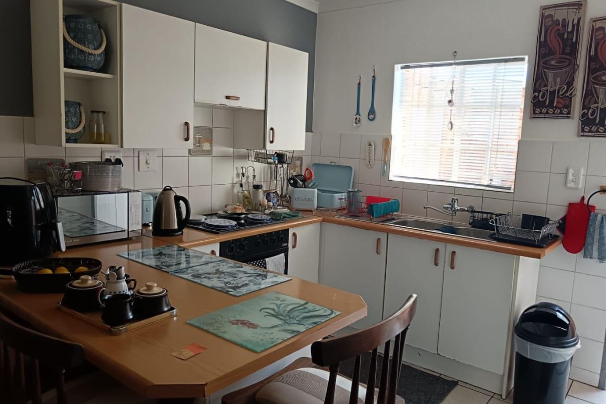 Immaculate 2-Bedroom Townhouse for Sale in Sunair Park! - Photo 4