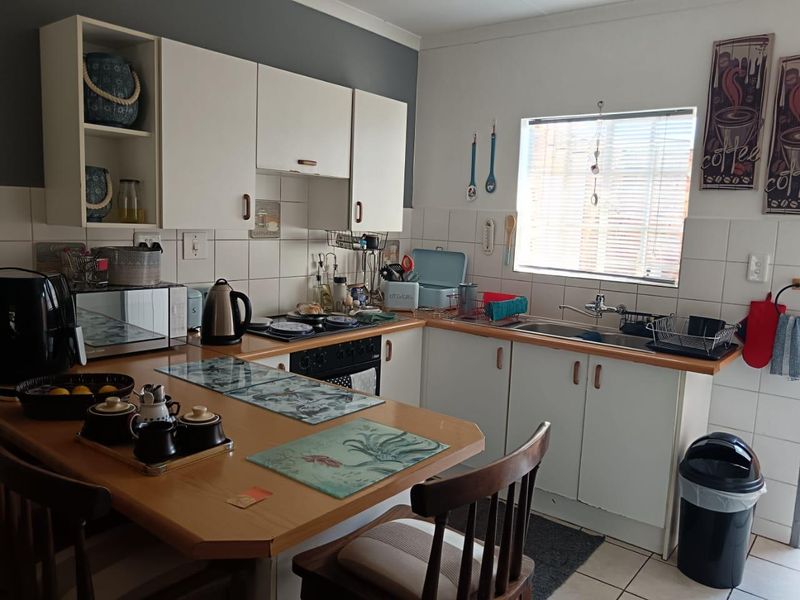 Immaculate 2-Bedroom Townhouse for Sale in Sunair Park! - Photo 4