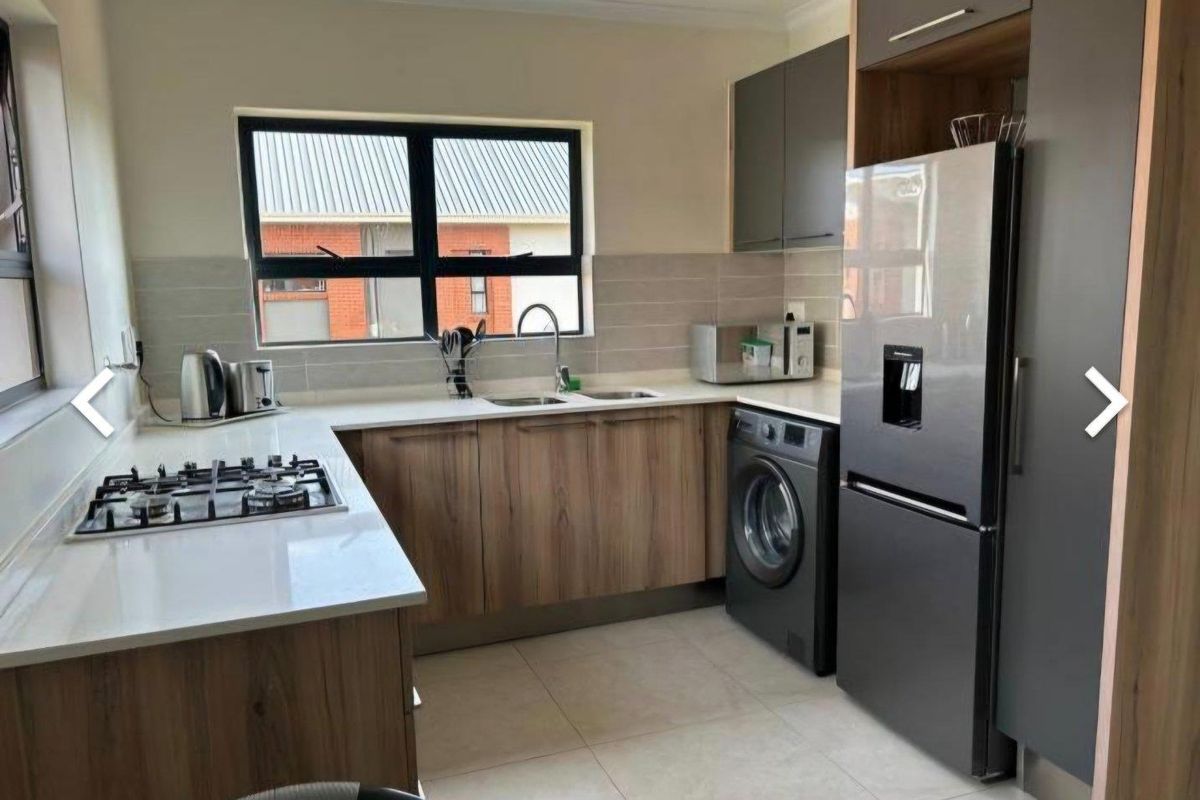 Ultra Modern Townhouse To Let - Photo 3
