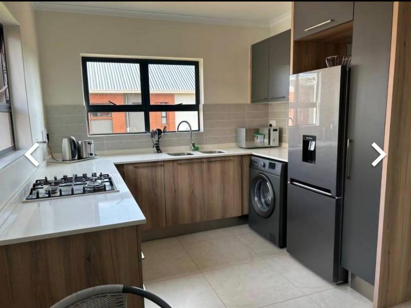 Ultra Modern Townhouse To Let - Photo 3