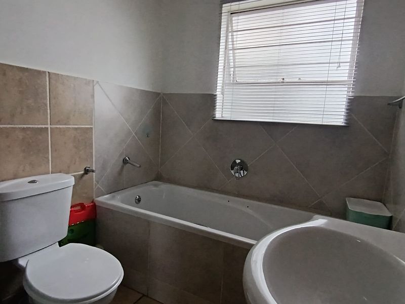 Your Cozy Second-Floor Retreat – 2 Bedrooms of Light, Space & Comfort - Photo 10