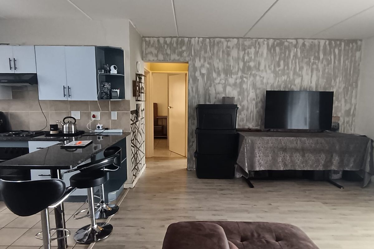 Your Cozy Second-Floor Retreat – 2 Bedrooms of Light, Space & Comfort - Photo 4