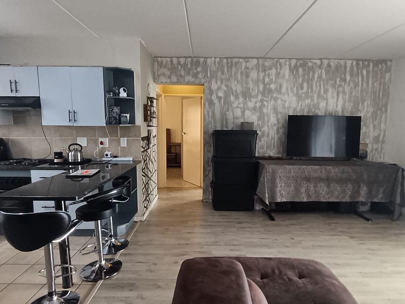 Your Cozy Second-Floor Retreat – 2 Bedrooms of Light, Space & Comfort - Photo 4