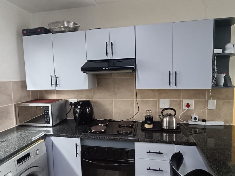 Your Cozy Second-Floor Retreat – 2 Bedrooms of Light, Space & Comfort - Photo 7