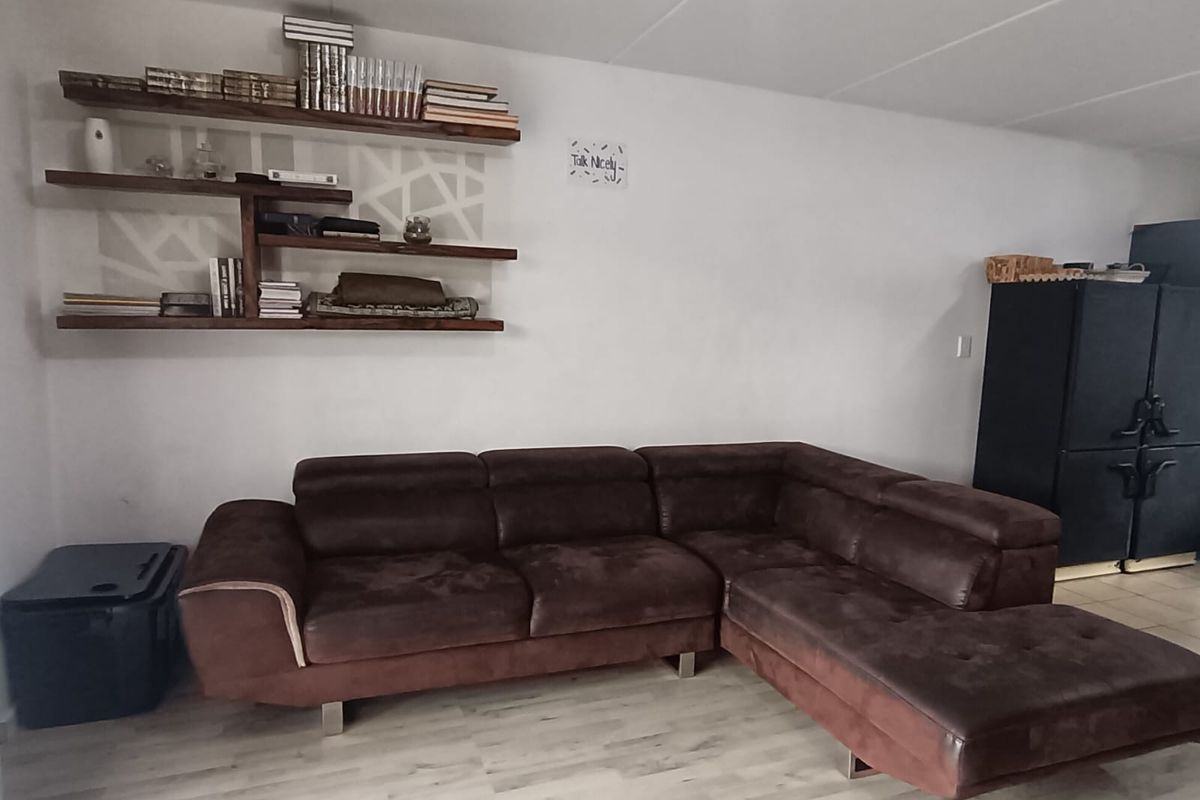 Your Cozy Second-Floor Retreat – 2 Bedrooms of Light, Space & Comfort - Photo 3