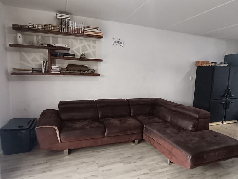 Your Cozy Second-Floor Retreat – 2 Bedrooms of Light, Space & Comfort - Photo 3