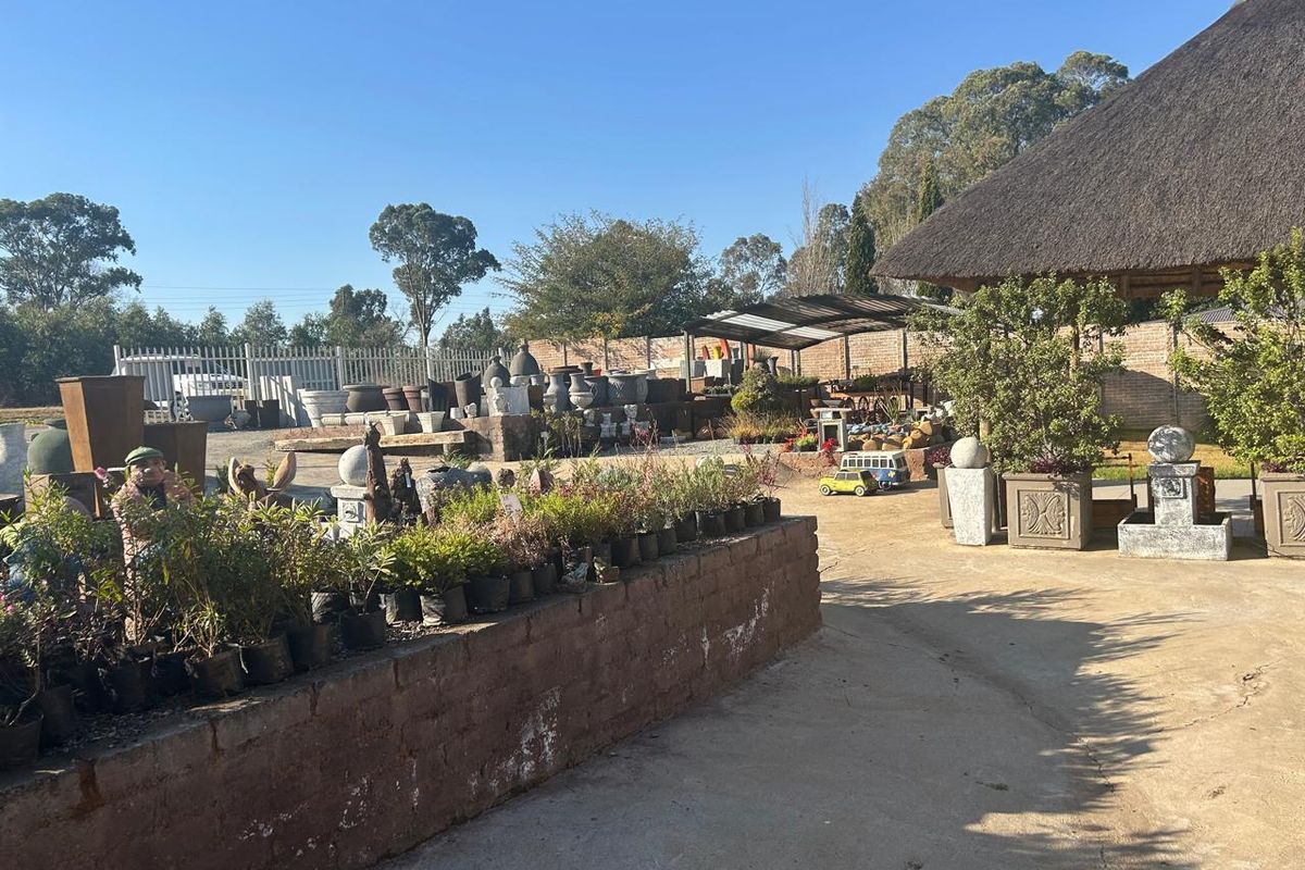 Stunning farm with Nursery, pool, lapa and Main house 4.4 hectar in Withok Estate AH, Brakpan - Photo 3