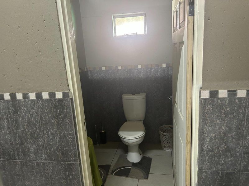 Stunning farm with Nursery, pool, lapa and Main house 4.4 hectar in Withok Estate AH, Brakpan - Photo 10