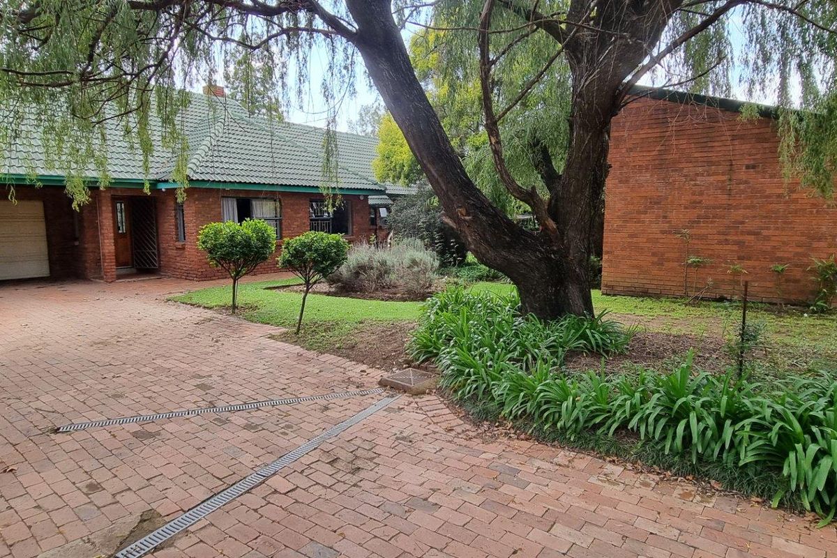 Charming  Plot 3 Bedroom Home, and Flatlet with warehouse/storeroom  For Sale! - Photo 3