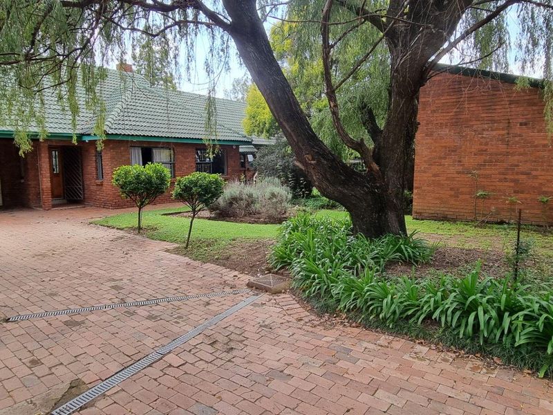 Charming  Plot 3 Bedroom Home, and Flatlet with warehouse/storeroom  For Sale! - Photo 3