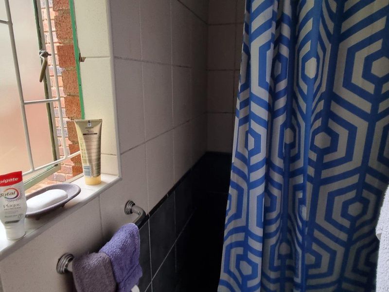 Charming  Plot 3 Bedroom Home, and Flatlet with warehouse/storeroom  For Sale! - Photo 8