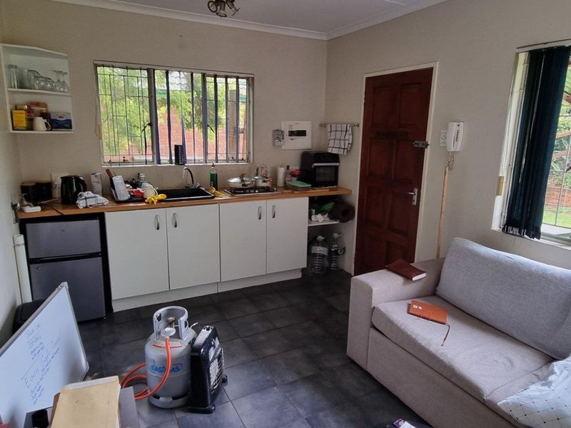 Charming  Plot 3 Bedroom Home, and Flatlet with warehouse/storeroom  For Sale! - Photo 6