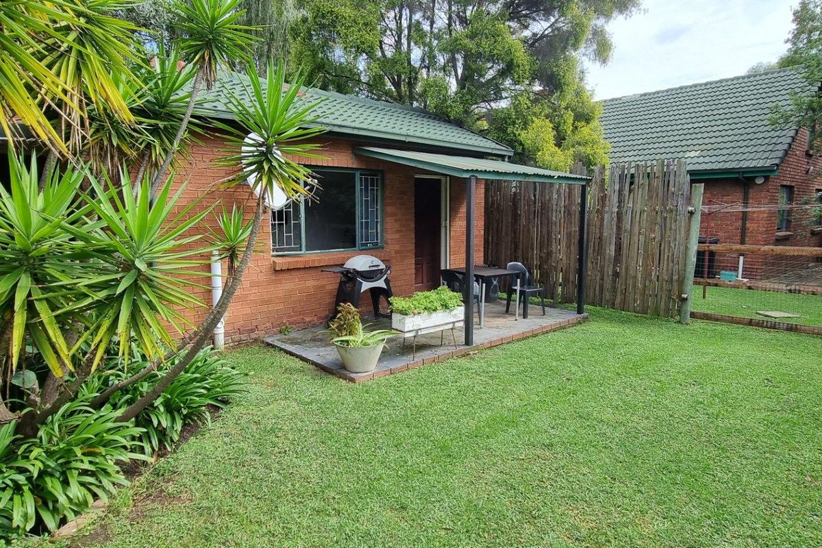 Charming  Plot 3 Bedroom Home, and Flatlet with warehouse/storeroom  For Sale! - Photo 2