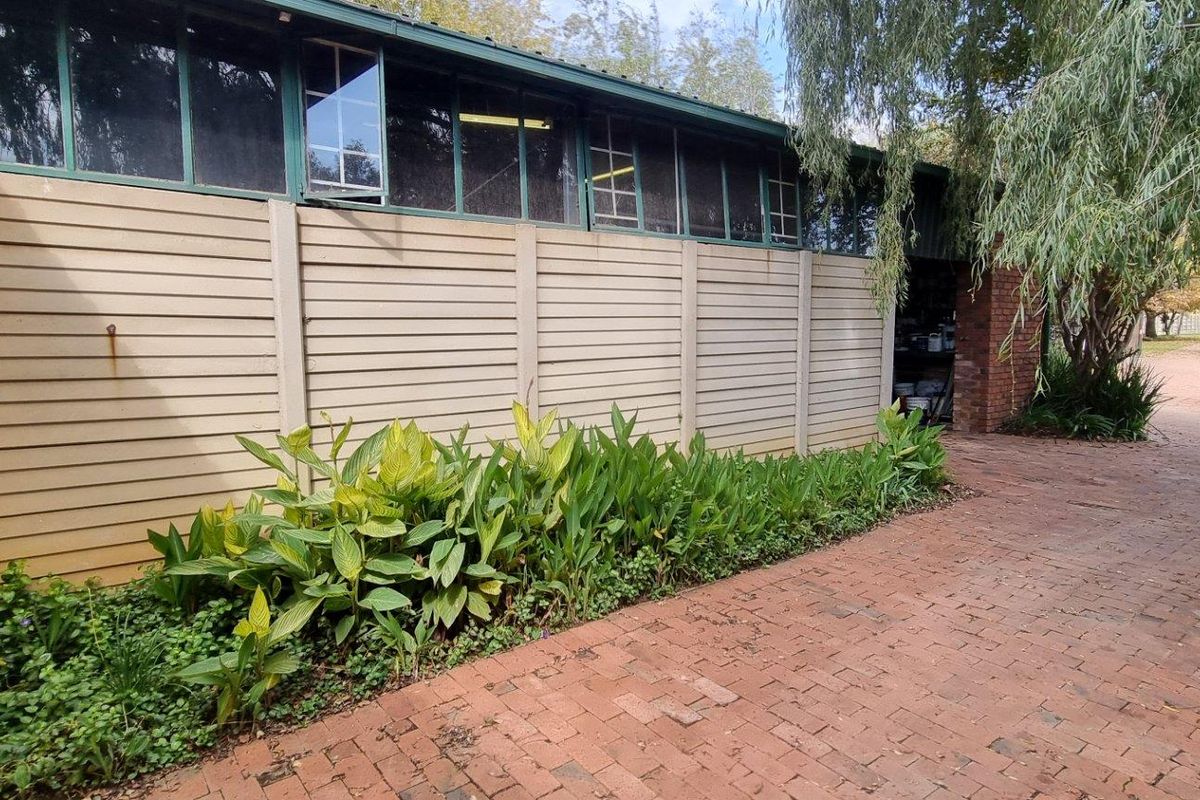 Charming  Plot 3 Bedroom Home, and Flatlet with warehouse/storeroom  For Sale! - Photo 4