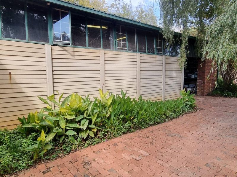 Charming  Plot 3 Bedroom Home, and Flatlet with warehouse/storeroom  For Sale! - Photo 4