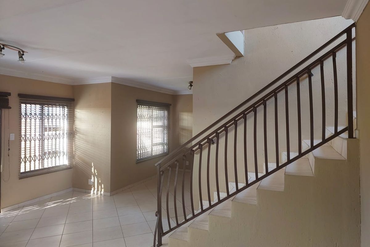 Lovely 3 bedroom,3 bathroom townhouse in Atlantis City,Sonneveld,Brakpan/156m2 - Photo 4