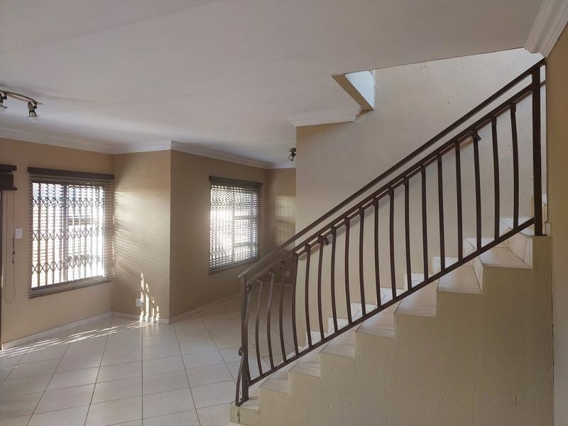 Lovely 3 bedroom,3 bathroom townhouse in Atlantis City,Sonneveld,Brakpan/156m2 - Photo 4