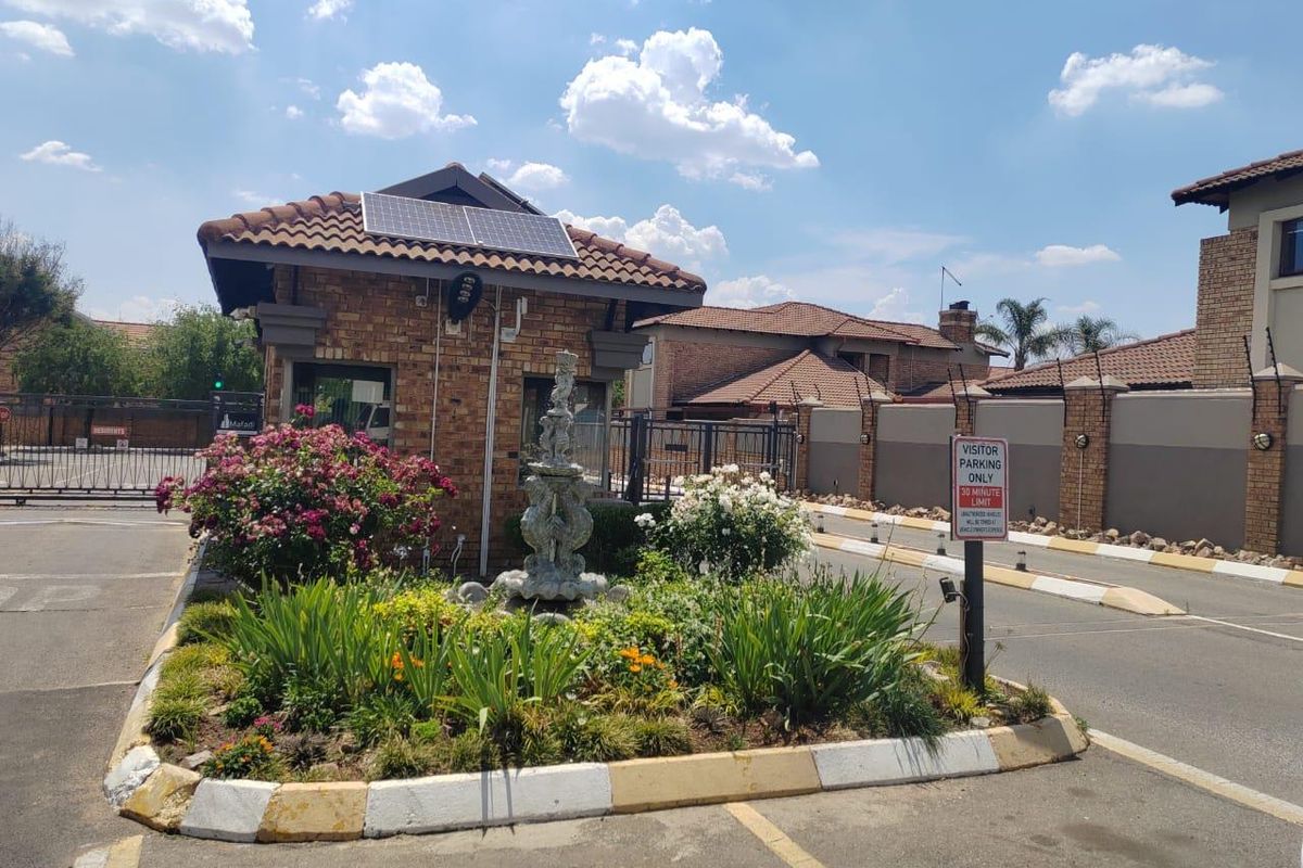 Lovely 3 bedroom,3 bathroom townhouse in Atlantis City,Sonneveld,Brakpan/156m2 - Photo 2