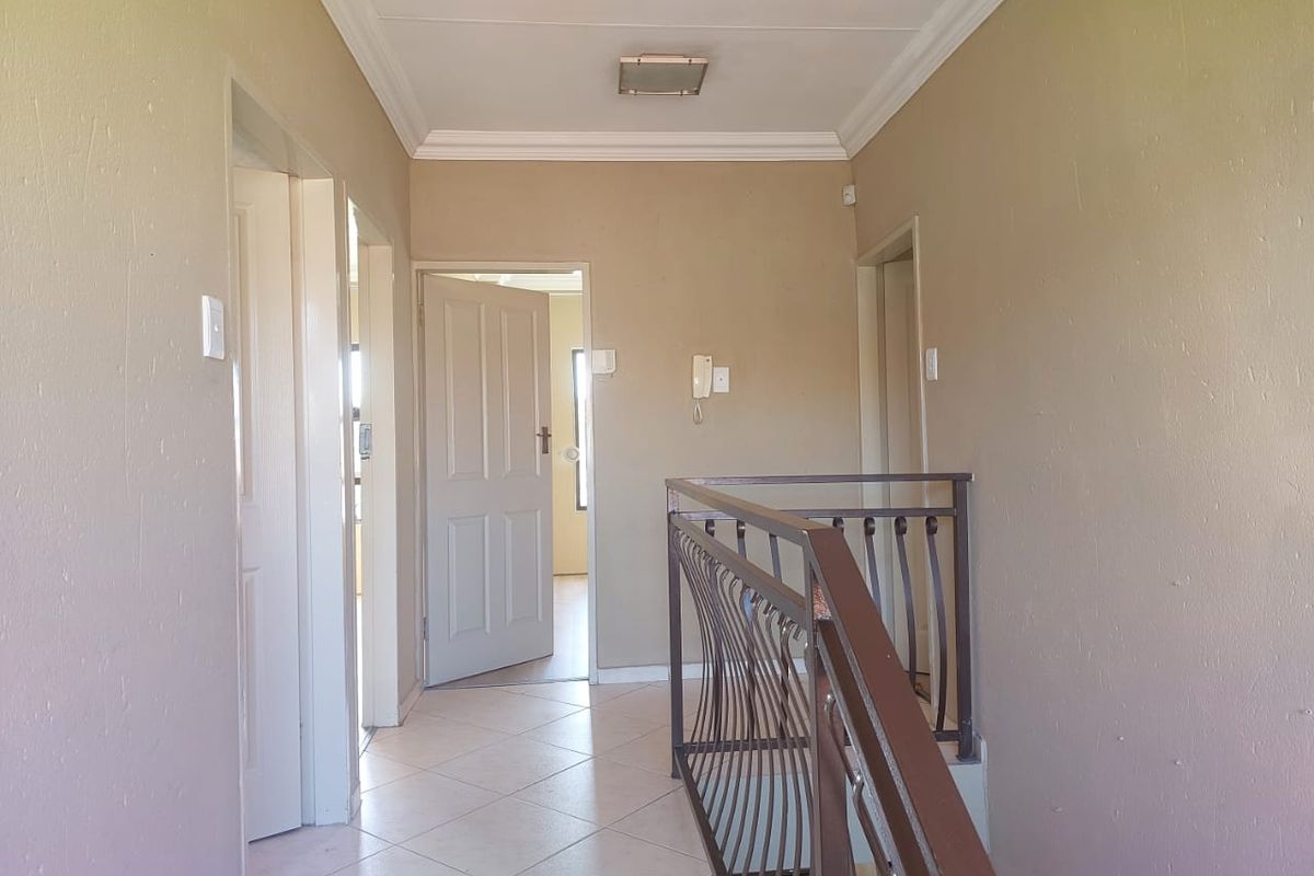 Lovely 3 bedroom,3 bathroom townhouse in Atlantis City,Sonneveld,Brakpan/156m2 - Photo 3
