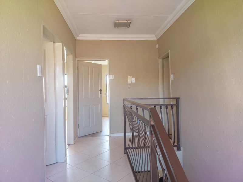 Lovely 3 bedroom,3 bathroom townhouse in Atlantis City,Sonneveld,Brakpan/156m2 - Photo 3