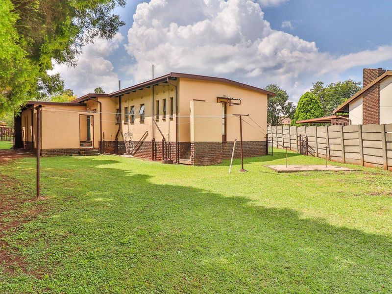 Lovely 3 bedroom in Dersley park, Springs (1011m2) - Photo 3