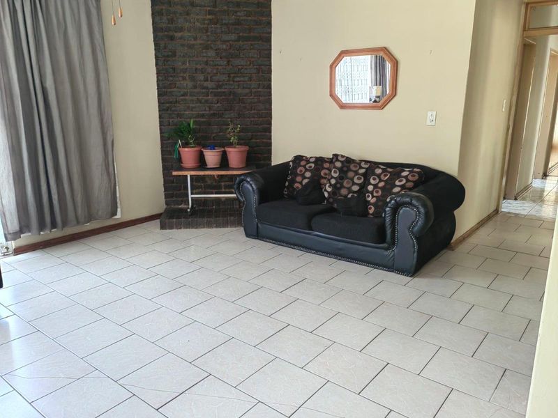 Lovely 3 bedroom in Dersley park, Springs (1011m2) - Photo 10