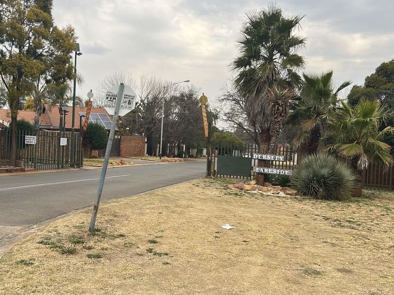 Lovely 3 bedroom in Dersley park, Springs (1011m2) - Photo 2