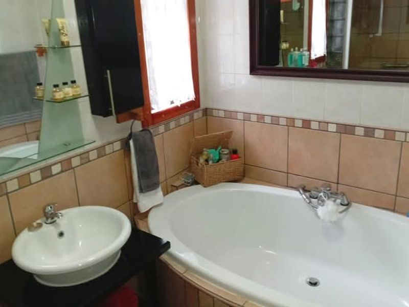 Modern 4 Bedroom Family Haven – Where Comfort Meets Elegance - Photo 9