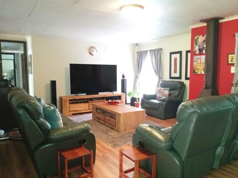 Modern 4 Bedroom Family Haven – Where Comfort Meets Elegance - Photo 2