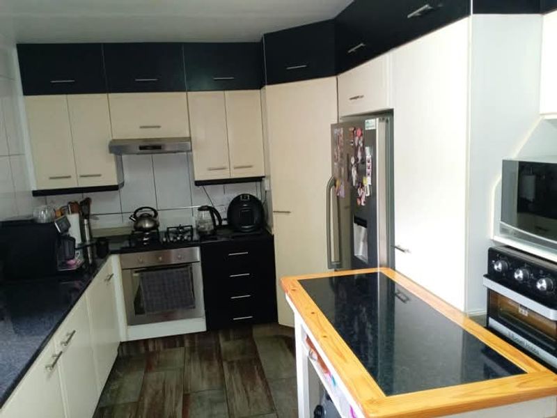 Modern 4 Bedroom Family Haven – Where Comfort Meets Elegance - Photo 4