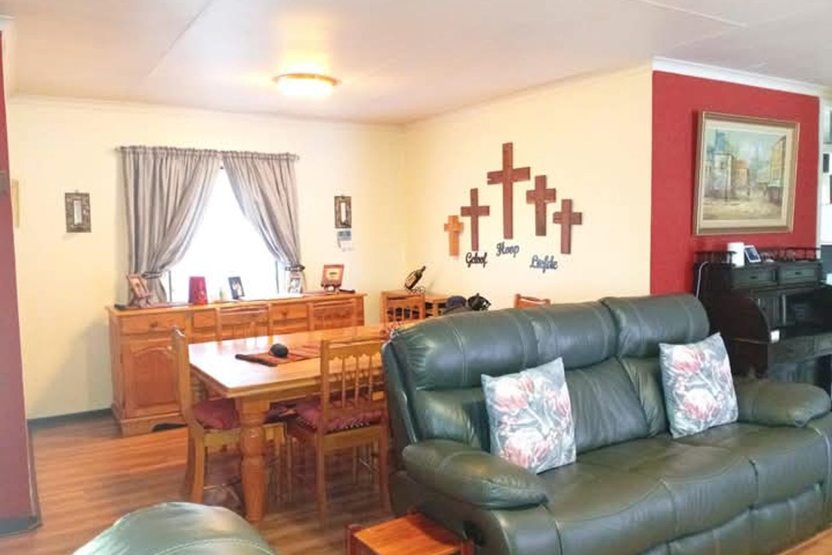 Modern 4 Bedroom Family Haven – Where Comfort Meets Elegance - Photo 3