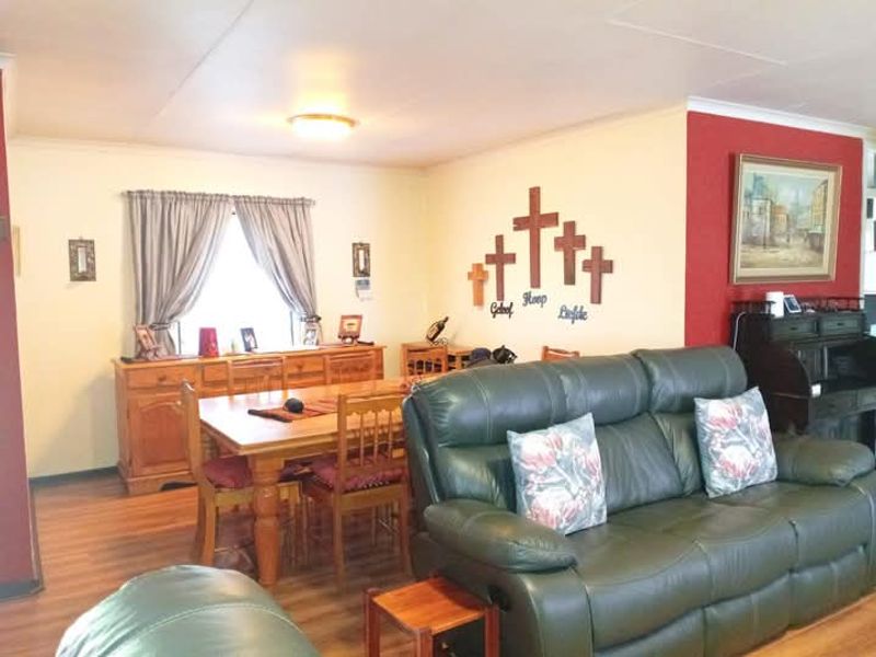 Modern 4 Bedroom Family Haven – Where Comfort Meets Elegance - Photo 3