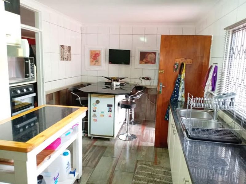 Modern 4 Bedroom Family Haven – Where Comfort Meets Elegance - Photo 5