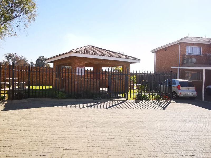 Stunning 2 bedroom upstairs in Dal Grande, Brakpan, Dalpark Ext 9 - Photo 10