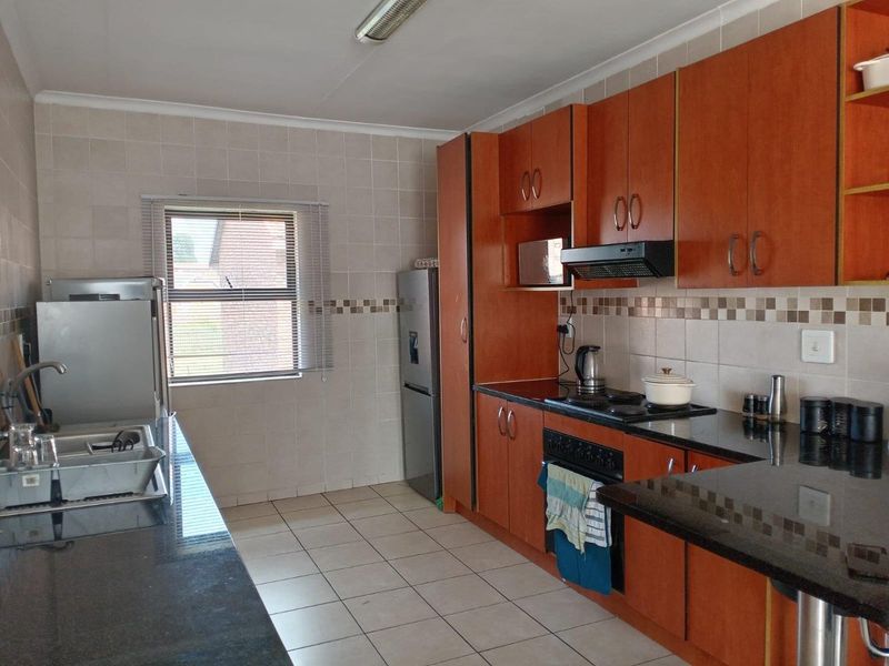 Modern 2-bedroom apartment in a secure  complex - Photo 4