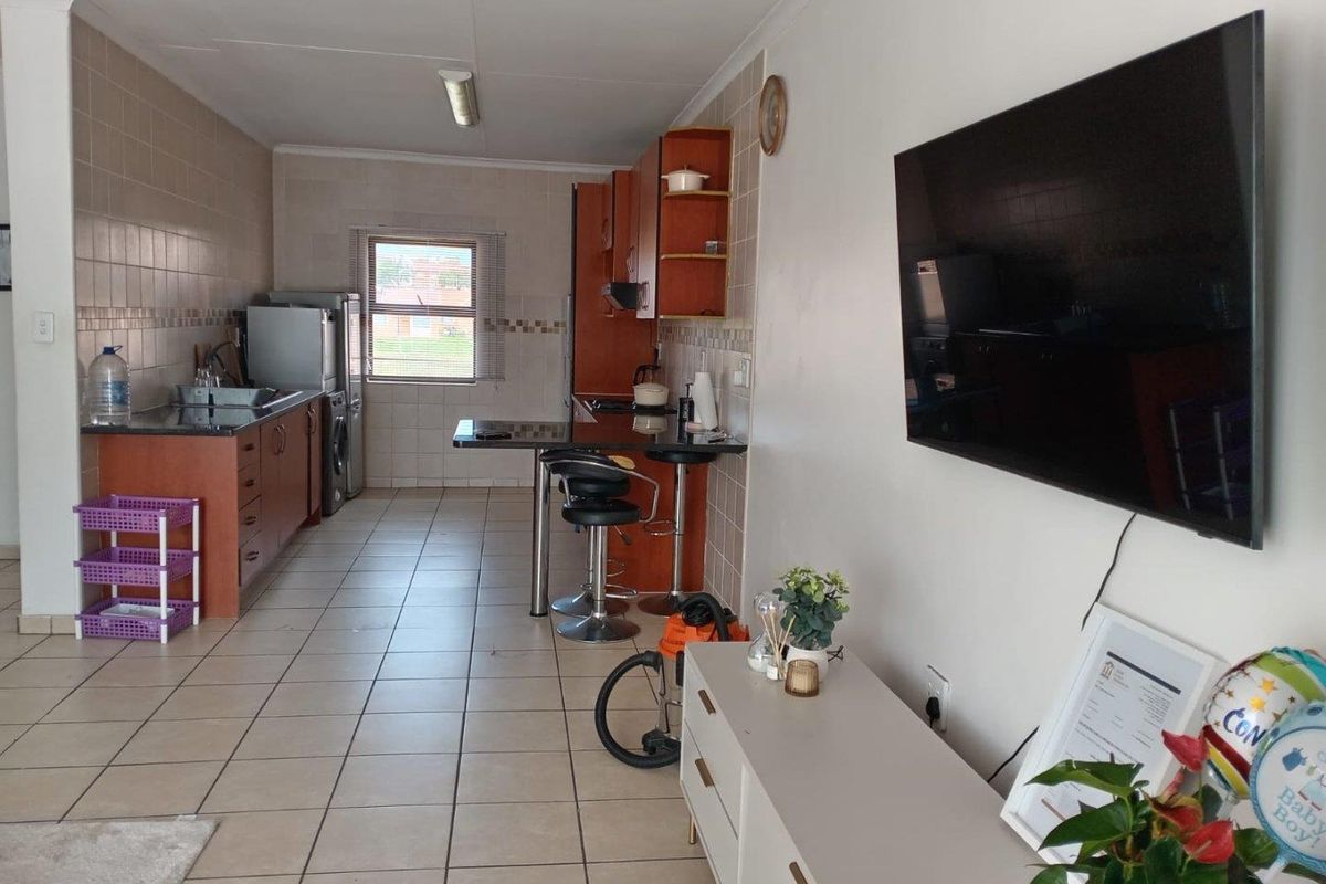 Modern 2-bedroom apartment in a secure  complex - Photo 3