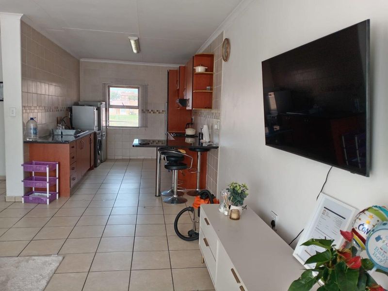 Modern 2-bedroom apartment in a secure  complex - Photo 3