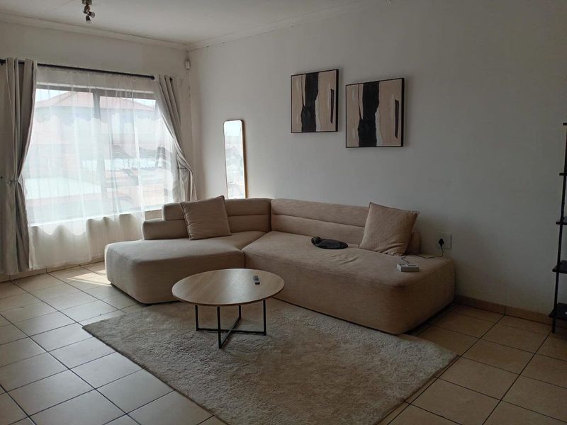 Modern 2-bedroom apartment in a secure  complex - Photo 2